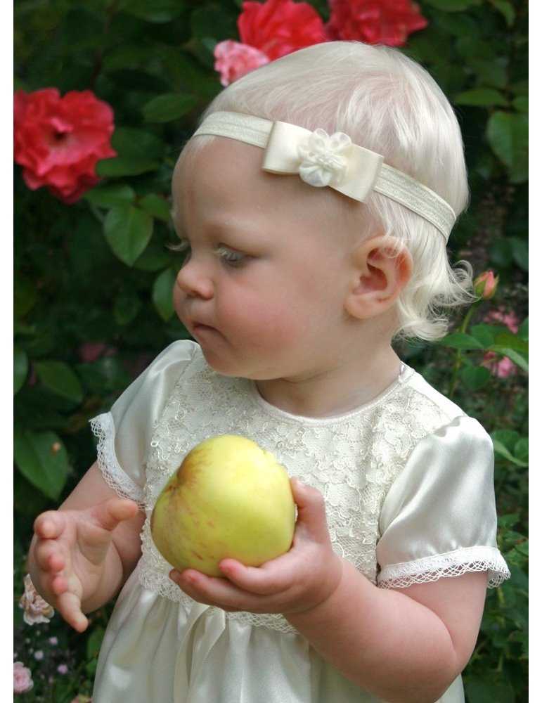 festklädd babyflicka