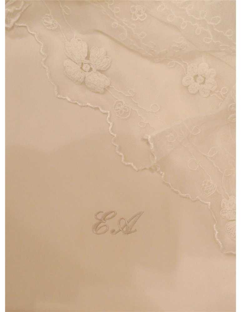 Klassiskt Monogram dopklänningsbroderi i linnefärg