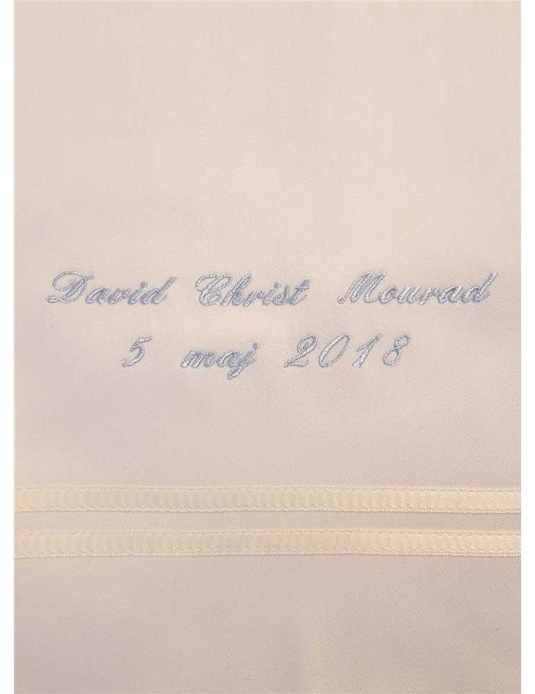 Dopklänning med ljusblått broderi