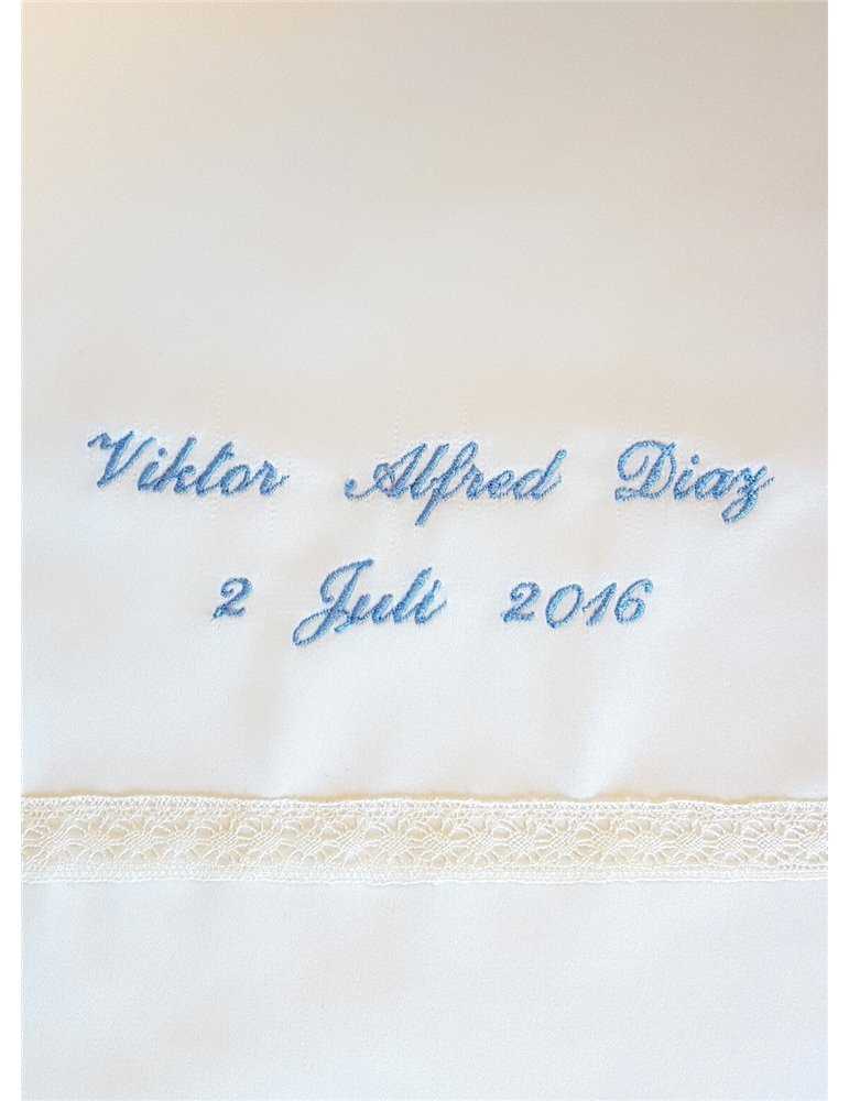dopklädsel med blått broderi
