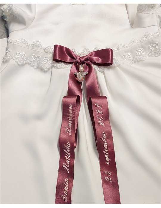 Dopklänning med rosettmönstrad spets