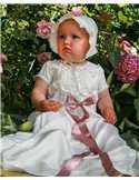 Dopklänning med vita blommor