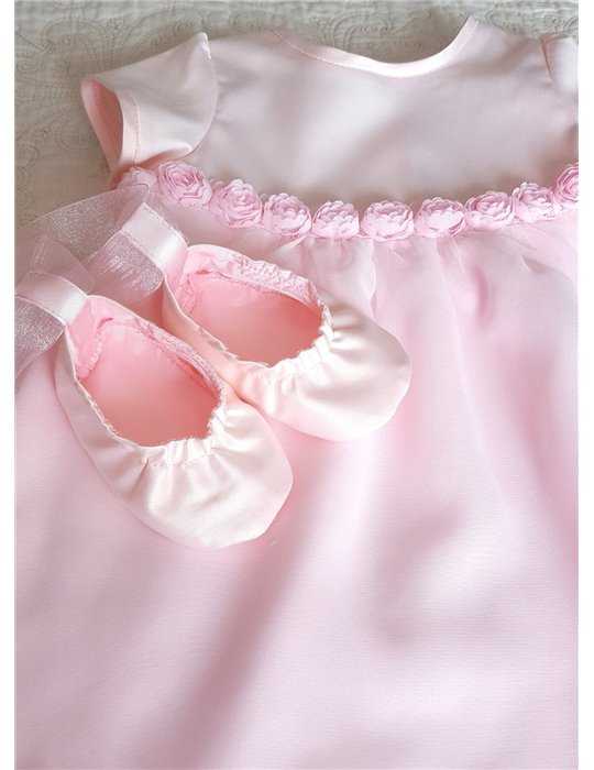 Rosa dopklänning i chiffong med rosordekor
