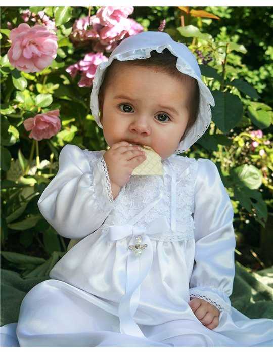 Dopklänning med dophätta i vit spets till baby flicka
