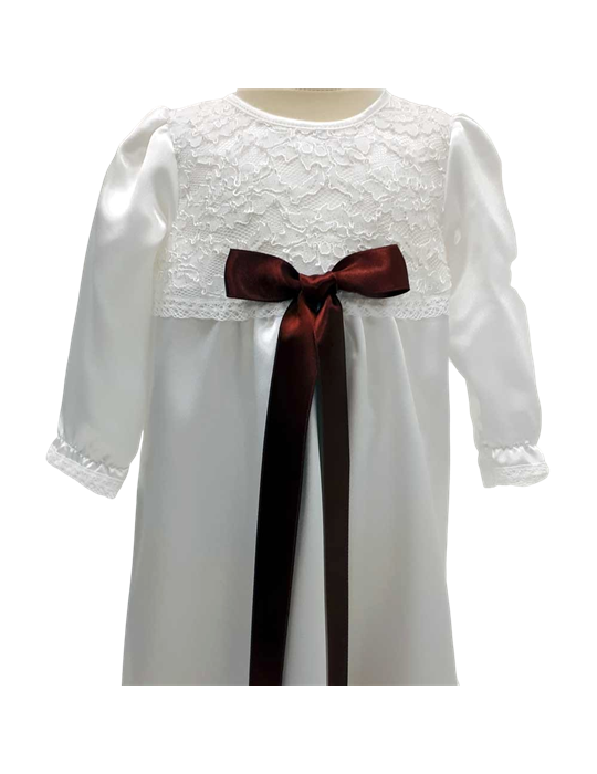 Dopklänning med vitt spetstyg och lång ärm