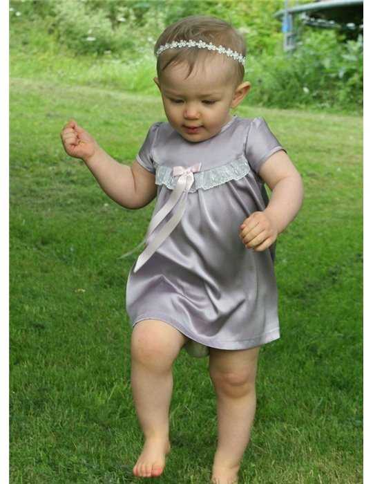 Festklänning till baby flicka i syrenlila satin
