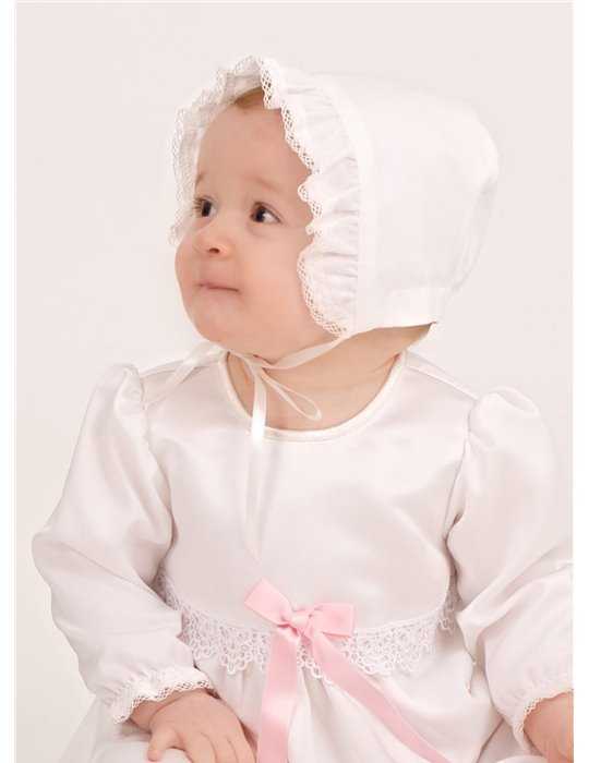 Dopklänning på söt bebis med dophätta