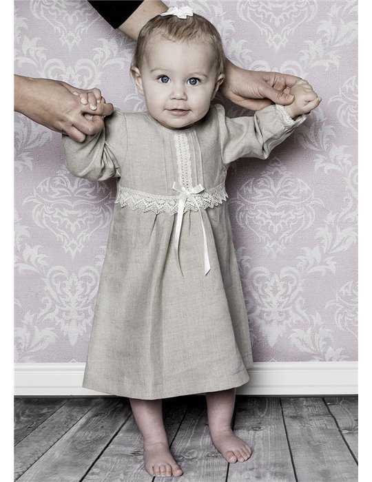 Festklänning i naturfärgat lin med lång ärm till bebis flicka