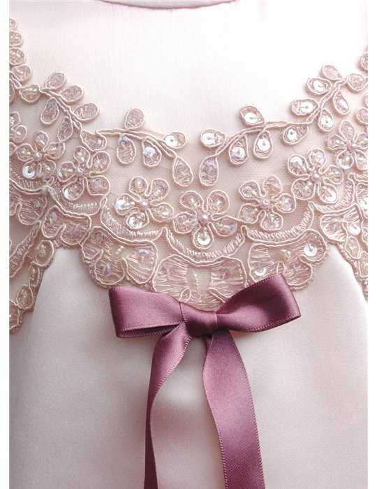 Dopklänning med stilfulla rosadetaljer