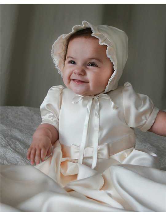fin duchess dopklänning och dophätta på söt bebis
