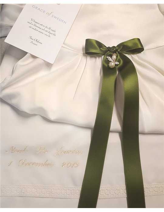 Dopklänning med gröna vackra detaljer
