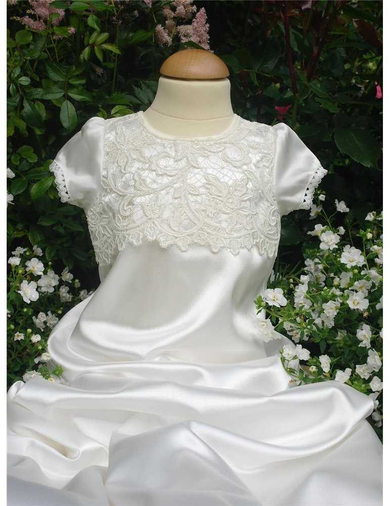 Dopklänning i off white lyxig spets och satin
