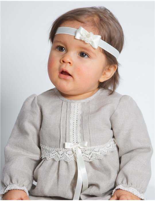 söt bebis i Festklänning i naturfärgat lin