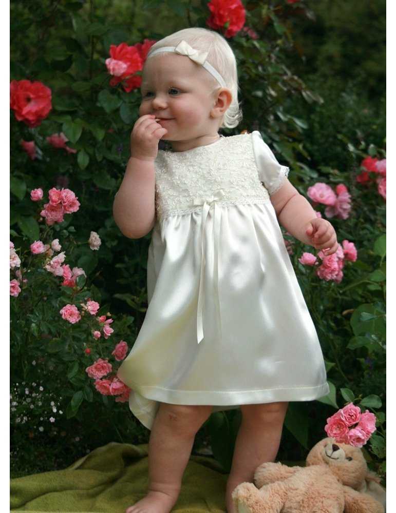 Kort beby flick festklänning i off white satin