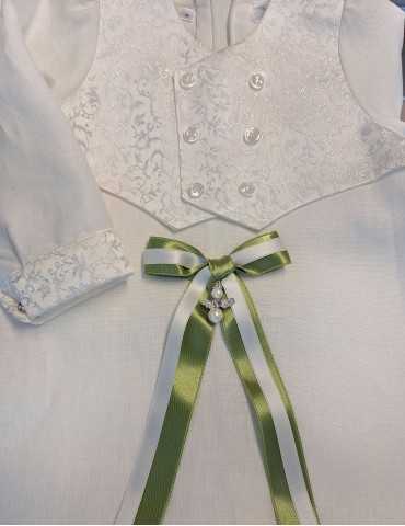Dopklänning med pärlbroderat sidentyg