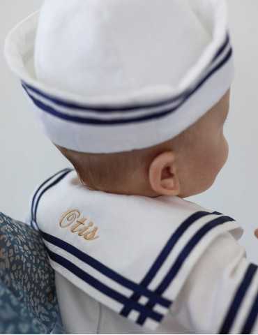 Sjömanskostym till baby med namnbroderi