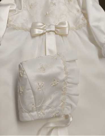 Dåbshue i silkeorganza med perlebroderi
