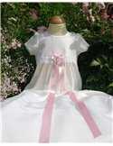 vackert broderad Dopklänning