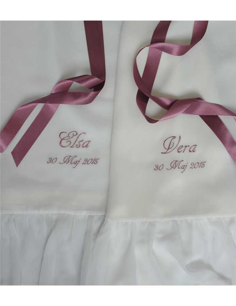 Dopklänning med pärlbroderat sidentyg