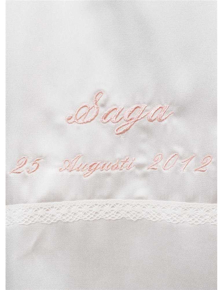 Dopklänning med saga broderat i rosa