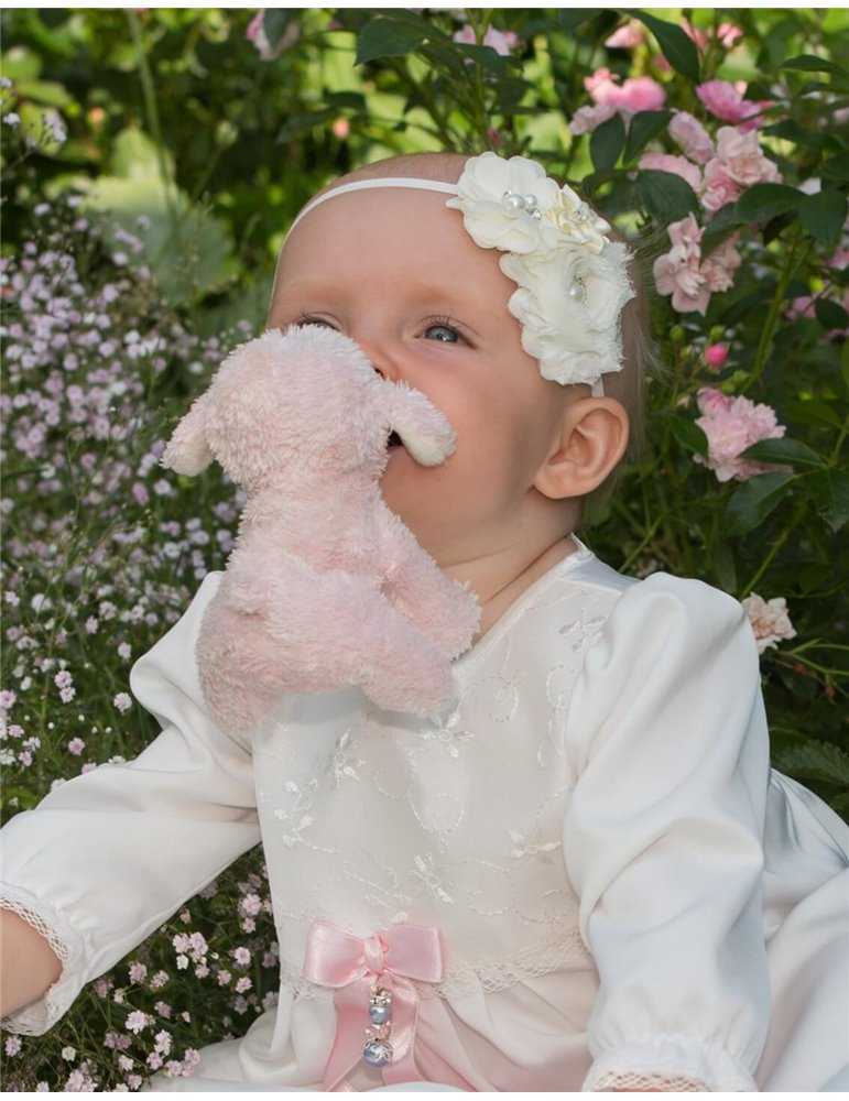 busig flicka i dopklänning