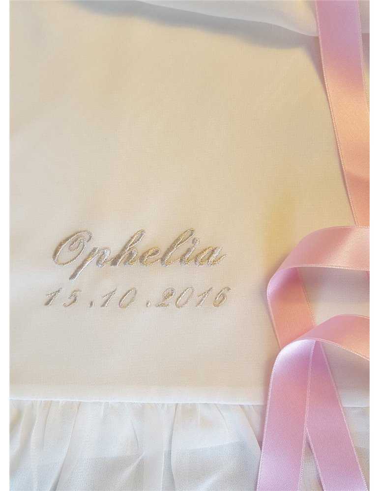 Dopklänning med namnbroderi