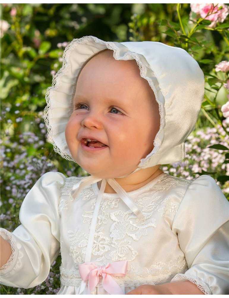 söt flicka i off white Satin dophätta